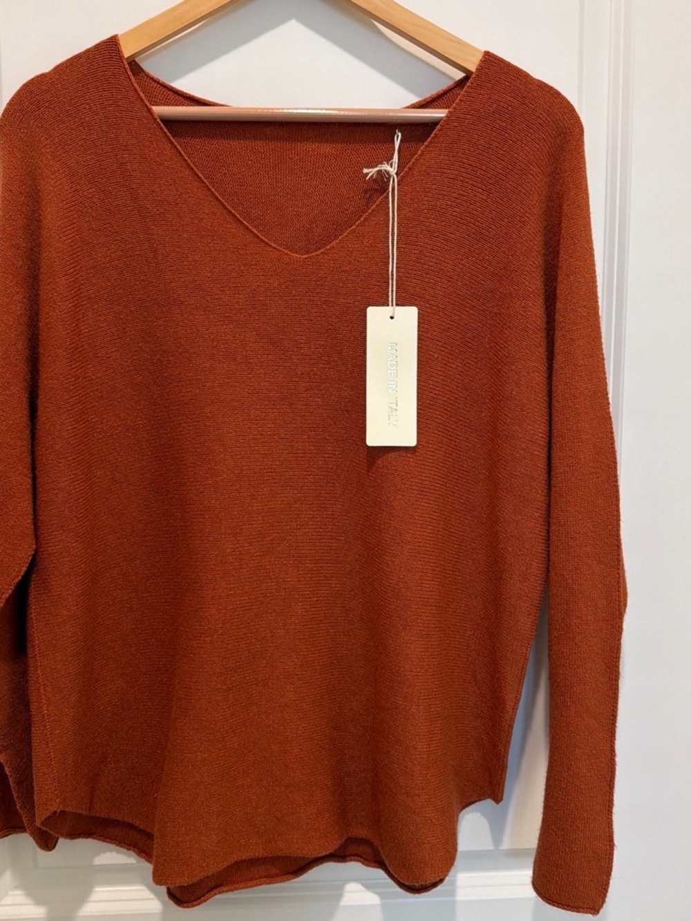 IT049 🇮🇹 Made in Italy V-Neck Lightweight Sweater – One Size NWT